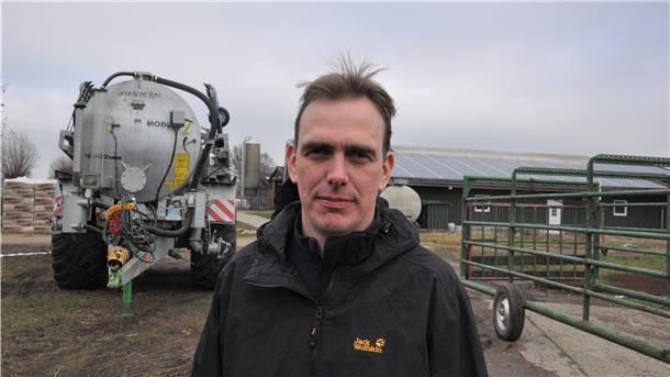 Hendrik Lübben, Landwirt aus Abbehausen-Langenriep, beginnt in den nächsten Tagen mit der Düngung seiner Flächen. Neuen Mineraldünger wird er allerdings nicht kaufen. Der ist momentan zu teuer.