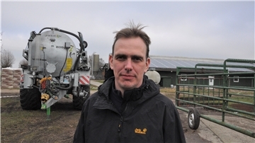 Hendrik Lübben, Landwirt aus Abbehausen-Langenriep, beginnt in den nächsten Tagen mit der Düngung seiner Flächen. Neuen Mineraldünger wird er allerdings nicht kaufen. Der ist momentan zu teuer.