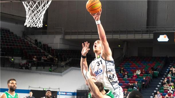 Ein Basketballer wirft auf den Korb. Es ist Hendrik Warner von den Eisbären Bremerhaven.
