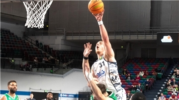 Ein Basketballer wirft auf den Korb. Es ist Hendrik Warner von den Eisbären Bremerhaven.