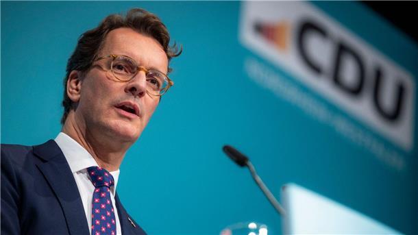 Union und FDP: Debatte über Asylverfahren außerhalb Europas Hendrik Wüst (CDU) spricht beim Landesparteitag CDU Nordrhein-Westfalen.