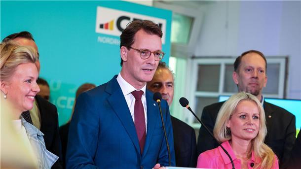Wer in Städten und Landkreisen entscheidet Hendrik Wüst ist der Regierungschef von dem Bundesland Nordrhein-Westfalen. Seine Partei, die CDU, hat die meisten Stimmen bei der Wahl bekommen.