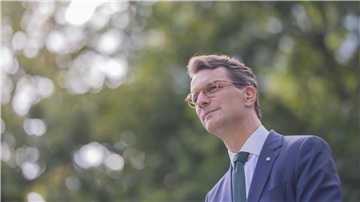 Hendrik Wüst ist groß und schlank - für Helmut Kohl einst zu schlank. (Archivfoto)