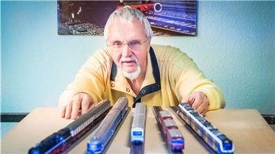 Henk Veldkamp vom Bremerhavener Modelleisenbahn-Club hat in den 80er Jahren nach Modelleisenbahnliebhabern gesucht, um einen Verein zu gründen.