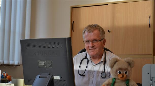 Henner Naumann räumt nach 32 Jahren seinen Schreibtisch im Raum 13 des Erdgeschosses im Gesundheitsamt.
