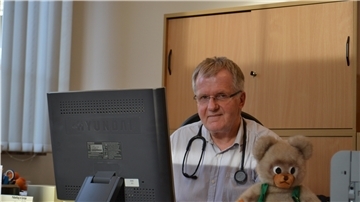 Henner Naumann räumt nach 32 Jahren seinen Schreibtisch im Raum 13 des Erdgeschosses im Gesundheitsamt.