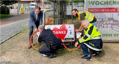 Kampagne gestartet: Sicheres Zeven für Radfahrer Henning Fricke, Rolf Meyer, Niklas Breden und Johannes Fuhr bei der Montage des ersten Rades und gemeinsam mit Pia Kostbade beim Aufsprühen der Piktogramme in Zeven.