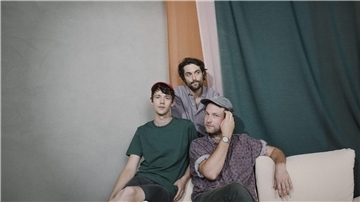 Henning May (l-r), Christopher Annen und Severin Kantereit haben mit ihrem neuen Album die Chartsspitze erobert.