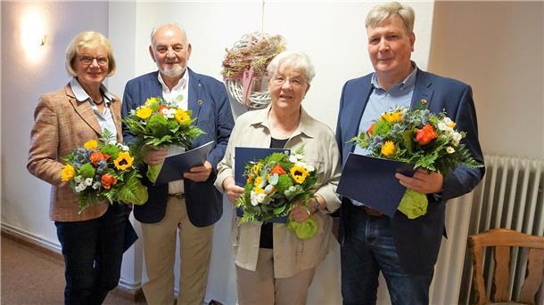 Henriette Ahrens, Klaus Böse, Beate Börsmann und Lutz Frese mit Blumensträußen sowie Ehrenurkunde und Ehrennadel der Gemeinde Beverstedt 