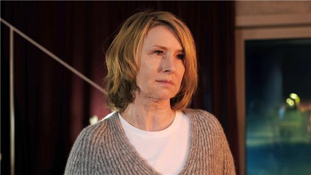Henriette (Corinna Harfouch) muss einige Überraschungen verarbeiten.