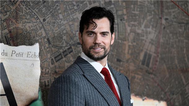 Henry Cavill ist Sherlock Holmes.