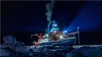 Polarstern bei MOSAiC in der Arktis