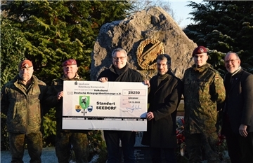 Herausragende Ergebnis: 28.250 Euro überreicht die Bundeswehr dem Volksbund Deutsche Kriegsgräberfürsorge (von links): Stabsfeldwebel Sven Konen, Oberstleutnant Heinz Schweda, VDK-Kreisvorsitzender Marco Prietz, VDK-Bezirksgeschäftsführer Jan Effinger, Hauptgefreiter Marcel Fricke und Rainer Grygiel vom VDK.