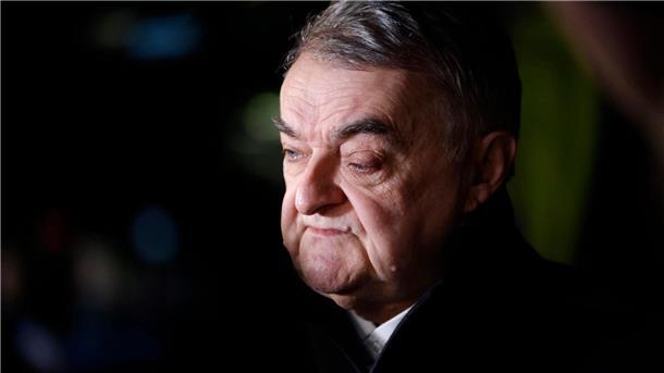 Herbert Reul (CDU), Innenminister von Nordrhein-Westfalen, steht nahe der Unglücksstelle.