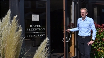 Detlef Schröder an der Eingangstür zu seinem Hotel in Groß Meckelsen.