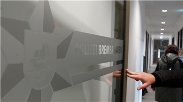 Auf einer Glastür im Polizeirevier Geestemünde steht der Schriftzug "Polizei Bremerhaven".