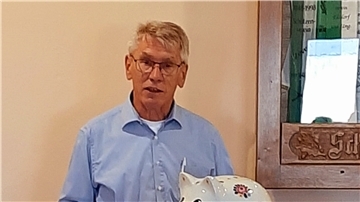 Hermann Gerken, Vorsitzender des Hatzter SV, bei der Begrüßung und Vereinsvorstellung