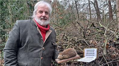 Hermann Kück mit einem ausgestopften Igel aus seiner Sammlung im Dorphuus Lunestedt.