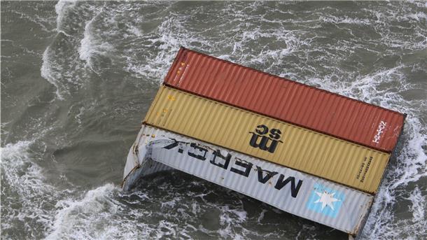 Kolumne: Die große Sorge auf Deutschlands Nordsee-Inseln Container, die der Frachter «MSC Zoe» in der Nordsee verloren hat, schwimmen im niederländischen Wattenmeer.