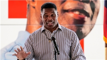 Herschel Walker, republikanischer Kandidat für den US-Senat, spricht während einer Wahlkampfveranstaltung in Dawsonville.