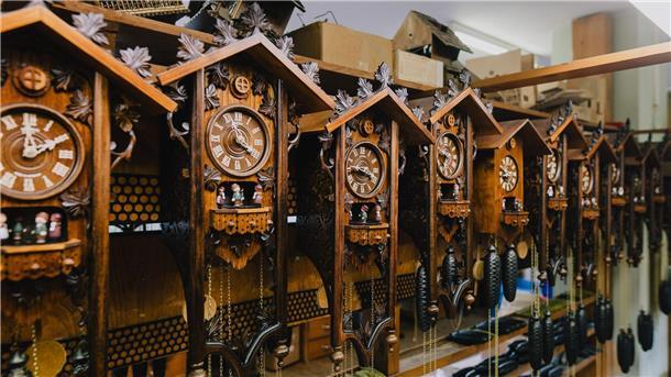 Hersteller streben einen Schutz der Kuckucksuhr als Kulturerbe an. 