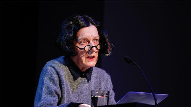 Wortgewaltig gegen Diktaturen - Herta Müller wird 70 Herta Müller bei einer Lesung: Die Literaturnobelpreisträgerin wird 70 Jahre alt.