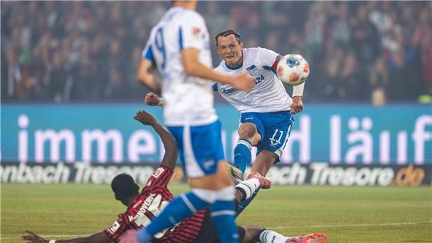 Herthas Topstar Reese schießt aus der Distanz aufs Tor. 