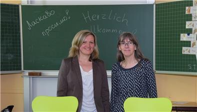 "Herzlich willkommen" auf Deutsch und Ukrainisch steht auf der Tafel in einem Klassenraum der Grundschule Rhade. Rektorin Andrea Wardin (rechts) ist froh, mit Nadiya Eilers eine Pädagogin in ihren Reihen zu haben, die osteuropäischer Sprachen mächtig ist.