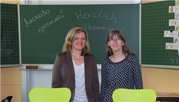 "Herzlich willkommen" auf Deutsch und Ukrainisch steht auf der Tafel in einem Klassenraum der Grundschule Rhade. Rektorin Andrea Wardin (rechts) ist froh, mit Nadiya Eilers eine Pädagogin in ihren Reihen zu haben, die osteuropäischer Sprachen mächtig ist.