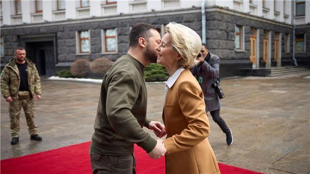 Herzliche Begrüßung in Kiew: Wolodymyr Selenskyj und Ursula von der Leyen.