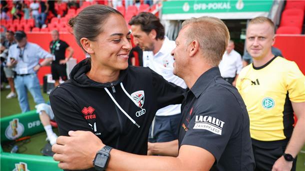 Herzliche Begrüßung vor dem Spiel: Sabrina Wittmann und Markus Anfang.