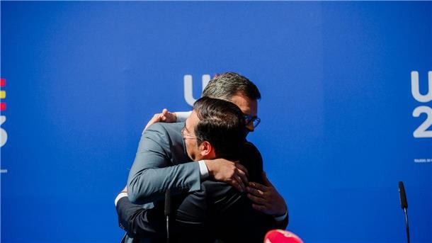 Ukraine drängt auf deutsche Marschflugkörper Herzliche Umarmung: der ukrainische Außenminister Dmytro Kuleba und sein spanischer Amtskollege José Manuel Albares in Toledo.