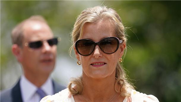 Begleitmotorrad von Herzogin Sophie verletzt Frau schwer Herzogin Sophie und Prinz Edward sind seit 1999 miteinander verheiratet.