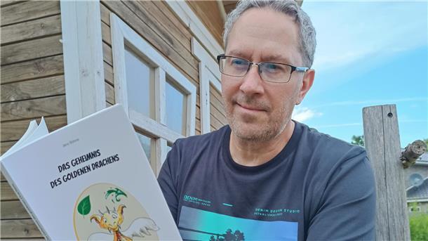 Herzstück des Familienfestes in der Kaskade ist eine Autorenlesung von Jens Böhme, der sein Kinderbuch „Das Geheimnis des goldenen Drachens“ vorstellt.