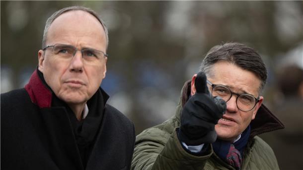 Hessens Ministerpräsident Boris Rhein (r) und sein Innenminister Peter Beuth kamen an den Fechenheimer Wald.