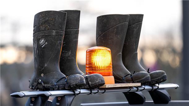 Bauernproteste: Heute Morgen wird der Hafen in Bremerhaven blockiert Heute hat dieser Landwirt seine Gummistiefel nicht an den Füßen, sondern auf dem Dach seines Fahrzeugs.