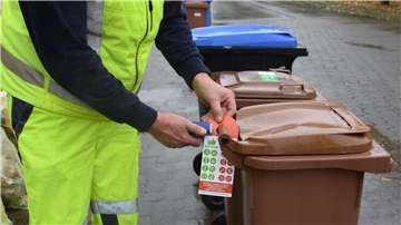 Heute keine Abfuhr: Wenn die rote Karte am Behälter befestigt wird, lässt der Müllwagen ihn stehen.