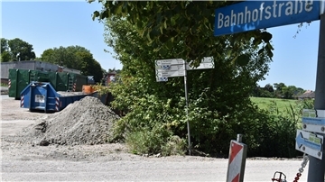 Hier an der Bahnhofstraße in Stollhamm, wo zurzeit Container abgestellt sind, soll ein Funkturm errichtet werden. Das gefällt dem Eigentümer des benachbarten Grünlandes jedoch nicht.