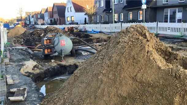 Zerklüftete Flickenpiste wird zur Vorzeige-Straße - sechs Jahre verspätet Hier an der Ecke Debstedter Weg haben die Bagger bereits mit dem Umbau des Mecklenburger Wegs begonnen: Auch der Regenwasserkanal wird neu verlegt.