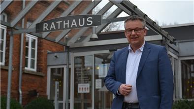 Hier bin ich Bürgermeister, hier möchte ich Bürgermeister bleiben: Hagens Verwaltungschef Andreas Wittenberg vor "seinem" Rathaus.