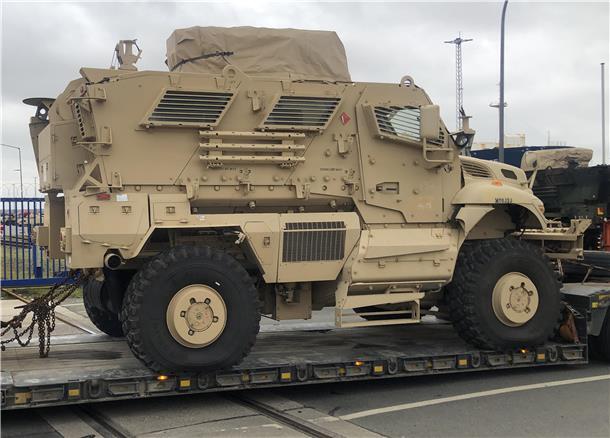 In die Ukraine? USA bringen via Bremerhaven viele Panzer und MaxxPro nach Europa Hier einer der MaxxPro bei seinem Abtransport aus Bremerhaven aus der Nähe. Er ist gepanzert und hat einen V-förmigen Boden. Damit kann er auch Minenexplosionen standhalten.