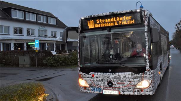 Hier fährt der „Strandläufer“ in den Abendstunden über die Nordseeallee in Tossens. Bald könnte er auch Eckwarderhörne ansteuern.