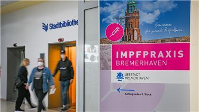 Blick auf das Schild zur Impfpraxis.