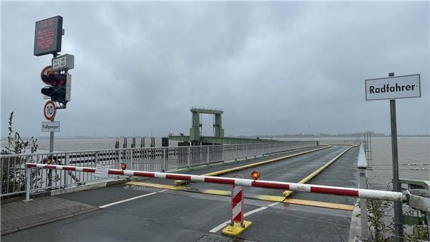 Hier geht es nicht weiter. Wegen Niedrigwasser war am Freitag der Fährverkehr für mehrere Stunden eingestellt. Das Problem war der Blexer Anleger, der sich nicht entsprechend weit herunterfahren lässt.