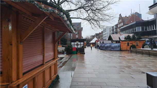 Hier geht heute nichts mehr. Wegen des Sturmtiefs "Zoltan" bleibt in Bremerhaven der Weihnachtsmarkt geschlossen.