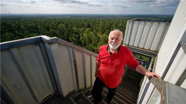 Auf dem Turm im Wald - Rudolf Hoffmann ist Feuerwächter Hier gibt es keinen Aufzug und auch kein WC. Feuerwächter Rudolf Hoffmann macht diese Arbeit seit sieben Jahren. Der Naturschutz ist seine Motivation.