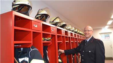 Hier können die Lehnstedter Feuerwehrleute schnell in ihre Uniformen schlüpfen: Ortsbrandmeister Lars Gramatzki freut sich über die Umkleideräume.