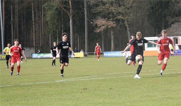 Hier kommt Finn Wendler in der ersten Halbzeit frei zum Schuss, setzt die Kugel aber neben das Tor. Später erzielte er den zwischenzeitlichen Ausgleich für AOBHH.