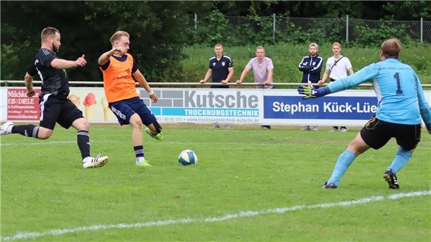 Hier scheitert Dennis Brückner am gegnerischen Torwart, aber der Wörpetaler Stürmer erzielte gegen Hemslingen/Söhlingen zwei Treffer. Seine Treffsicherheit wird auch gegen Tabellenführer Hesedorf gefragt sein.
