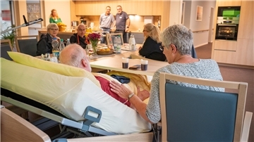 Hier schlägt das Herz des Bremerhavener Haven-Hospizes: In der großen, hellen Wohnküche begegnen die Patienten, "Gäste" werden sie genannt, und ihre Angehörigen und Freunde den Mitarbeitern und vor allem vielen der ehrenamtlichen Helfenden. 